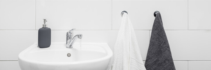 Canvas Print - Bathroom with simple, white tiles