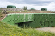 ściana bunkra z wejściem oraz widocznymi kopułami przeciwpancernymi 