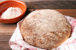 Frisch gebackenes Brot mit Mehl