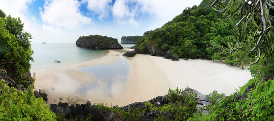 Panorama landscape of Island and sand beach at Songpeenong Beach Ko Paluai ,Mu Ko Ang Thong National park