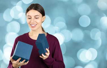 Canvas Print - Happy pretty young woman holding gift box