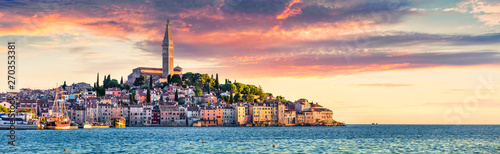 Great spring sunset of Rovinj town, Croatian fishing port on the west coast of the Istrian peninsula Fototapete