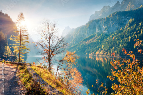 zapierajaca-dech-w-piersiach-jesienna-scena-jeziora-vorderer-gosausee-na-tle-lodowca-dachstein-atrakcyjny-ranek-widok-austriaccy-alps
