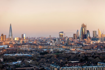 Fototapete - Weites Panorama von London am Morgen bei Sonnenaufgang: die Skyline mit der City und zahlreichen Touristen Attraktionen