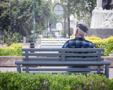 Fototapeta  - Anciano leyendo en la banca