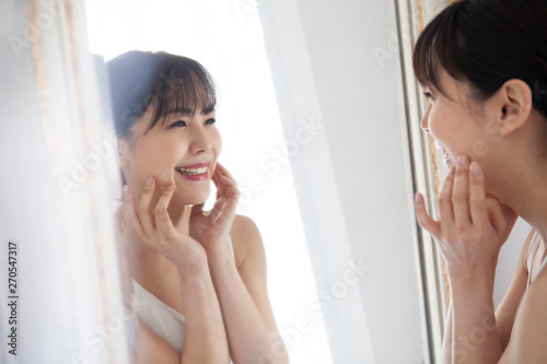 笑顔で鏡を見る女性 Stock Photo Adobe Stock 笑顔で鏡を見る女性 Stock Photo Adobe Stock