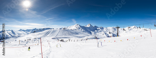 Fotografía Skiers skiing in Carosello 3000 ski resort, Livigno, Italy, Europe