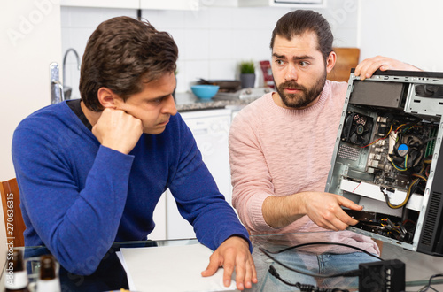 Cuadros en Lienzo Men can not find the cause of a computer crash