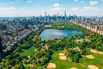 Fototapete - Central Park aerial view, Manhattan, New York. Park is surrounded by skyscraper. Beautiful view of the Jacqueline Kennedy Onassis Reservoir in the center of the park.