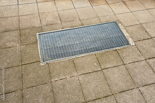 Ein Lichtschacht Mit Einem Gitterrost In Einem Weg Aus Platten Aus