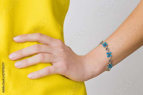 Fotografía Woman in yellow, bright clothes on gray background