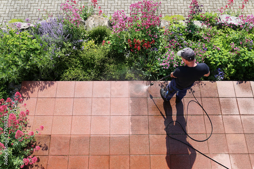 Fotografía Cleaning stone slabs with the high-pressure cleaner