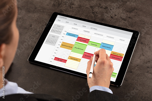 Fotografía Business woman schedule her weekly program on tablet