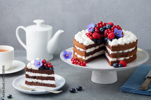 Fotografía Chocolate cake with whipped cream and fresh berries