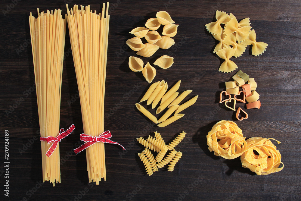 色 なパスタ リングイネ linguine ペンネ フェットチーネ Fettuccine ファルファッレ Farfalle コンキリエ Conchiglie フジッリ Fusilli ハート形のパスタ の Stock フォト