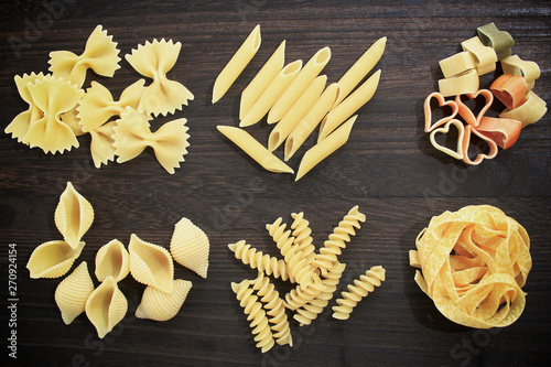 色々なショートパスタ ペンネ フェットチーネ Fettuccine ファルファッレ Farfalle コンキリエ Conchiglie フジッリ Fusilli ハート形のパスタ Stock Photo Adobe Stock 色々なショートパスタ ペンネ フェットチーネ Fettuccine ファルファッレ Farfalle コンキリエ Conchiglie フジッリ Fusilli ハート形のパスタ Stock Photo Adobe Stock