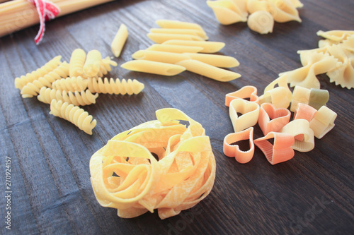 色々な種類のショートパスタ ペンネ フェットチーネ Fettuccine ファルファッレ Farfalle コンキリエ Conchiglie フジッリ Fusilli ハート形のパスタ Stock Photo Adobe Stock