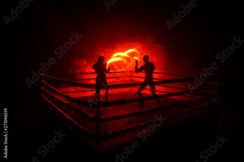Εκτύπωση καμβά Man and woman boxing on the ring
