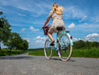 Pro Klimaschutz junge Frau fährt mit dem Fahrrad