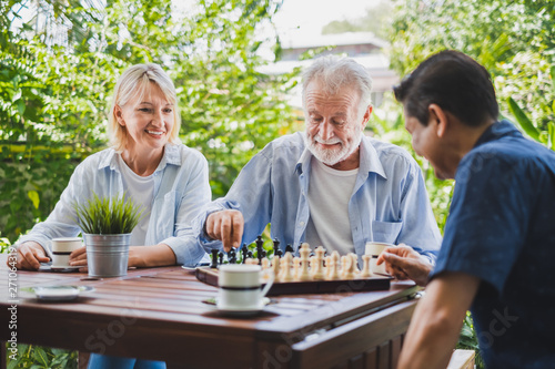 Fotomural Senior old man playing chess game on chess board for strategy and planning conce
