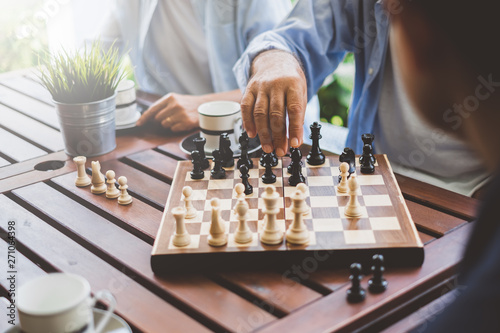 Fotografía Senior old man playing chess game on chess board for strategy and planning conce