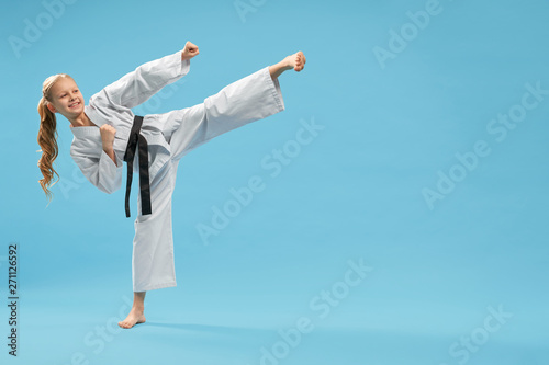 Dekoracja na wymiar  pozytywna-dziewczyna-karate-praktykujaca-kopniecie-stopy-do-przodu