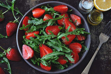 Wall Mural - Fresh juicy salad with strawberries and arugula. Vegan diet Healthy food. Fitness salad.