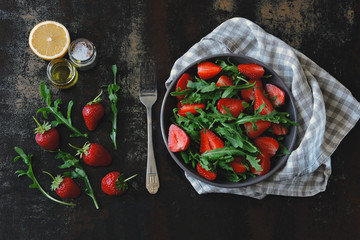 Wall Mural - Fresh juicy salad with strawberries and arugula. Vegan diet Healthy food. Fitness salad.