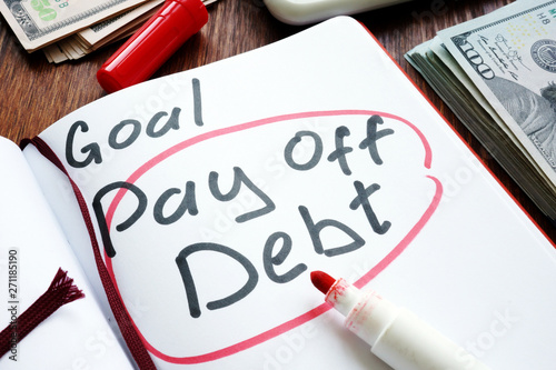 Fotografía Handwritten goal pay off debt on a page.
