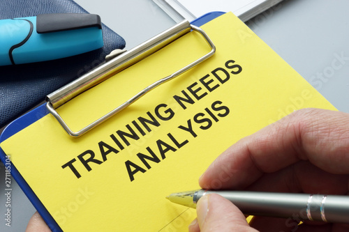 Cuadros en Lienzo Man filling in training needs analysis documents.