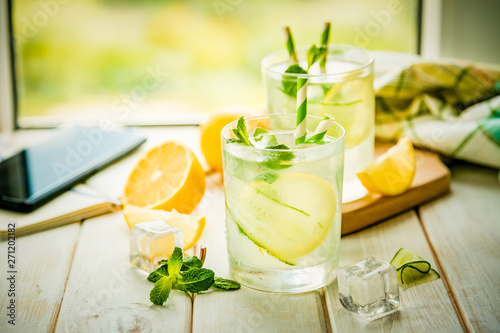 Cuadros en Lienzo Summer lemonade in glasses in front of window, copy space