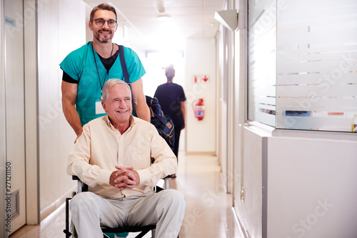 Fotomural Male Orderly Pushing Senior Male Patient Being Discharged From Hospital In Wheel