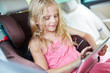 Mädchen im Auto mit Tablet Computer