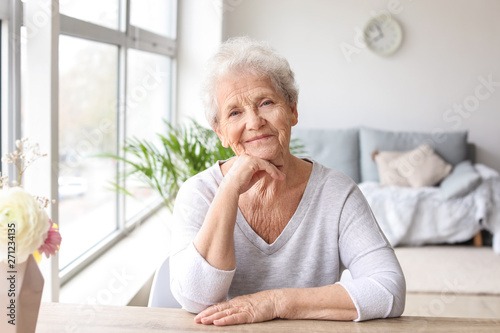 Fotomural Portrait of senior woman at home