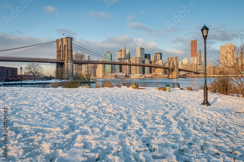 Fotografía  Manhattan Skyline from Pebble Beach in Brooklyn, United States.