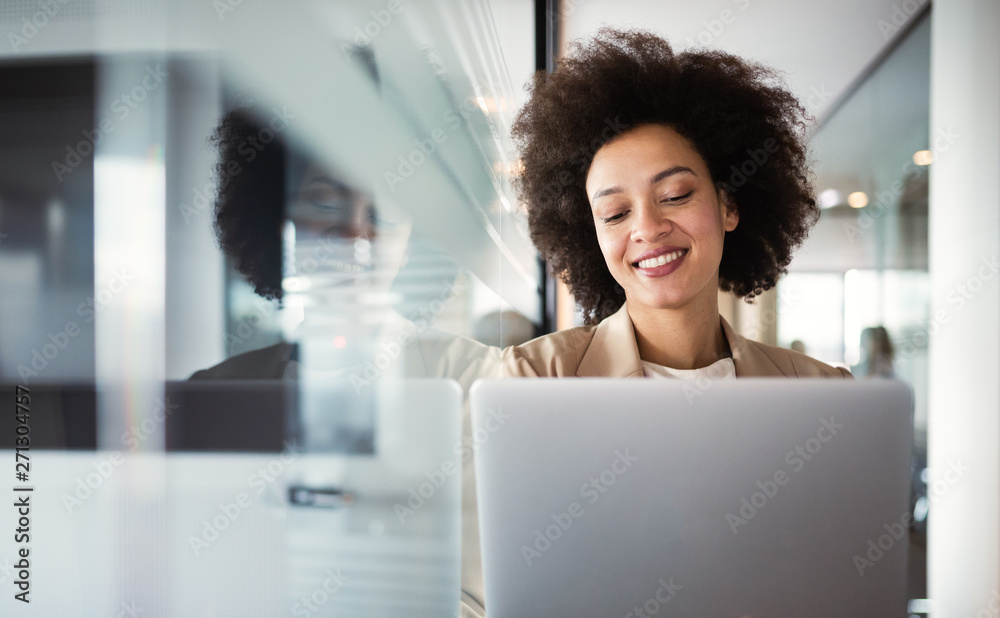 Young african american woman working with tablet in office - obrazy, fototapety, plakaty 