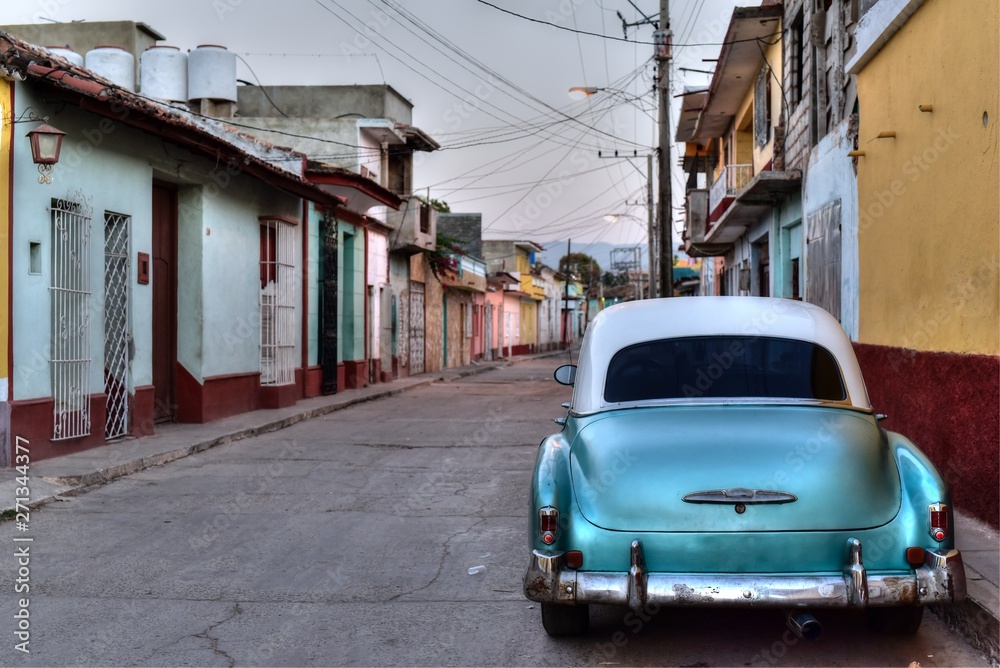 Obraz na płótnie Old blue american car parked in the street of Trinidad, Cuba w salonie