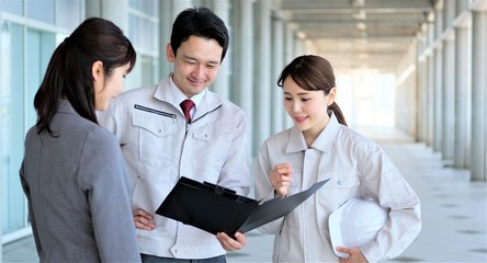 Canvas Print - 建築　ビジネス　ポートレート　男女　三人　複数　希望　笑顔