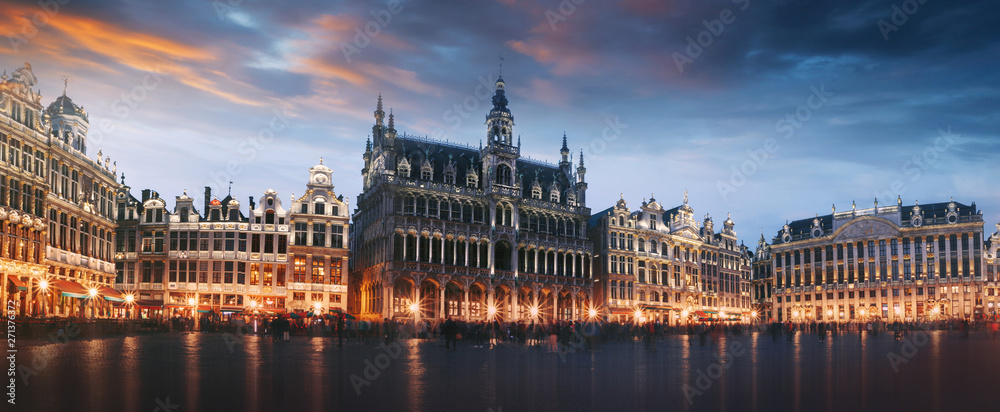 Obraz na płótnie Grand Place in Brussels at night, Belgium w salonie