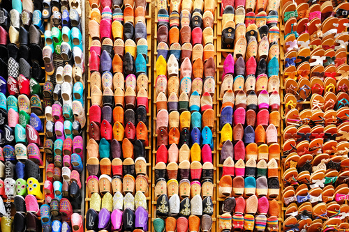 Fotografía Moroccan slippers at market, Chefchaouen, Morocco