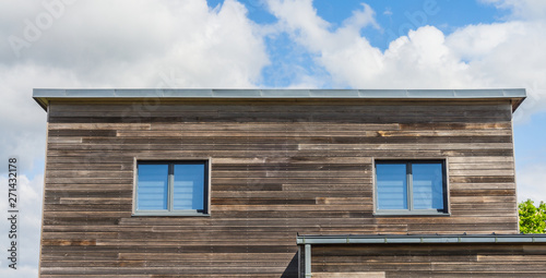 Modernes Wohnhaus Mit Fassade Aus Holz Und Flachdach Aus Blech