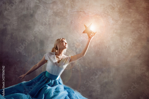 Fotomural Shining star in hand, reach for the dream concept