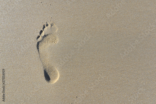 Photographie top view on footprint in the sand