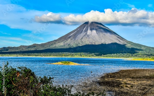 Fotografía landscape with Arenal Volcan in costa rica central america