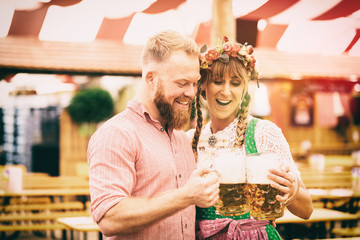 Wall Mural - Mann und Frau Bedienung auf Oktoberfest mit Bier im Krug Maß Pärchen 