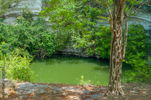 Fotografía Sacred Cenote of the archaeological area of Chichen Itza, in the Yucatan peninsu