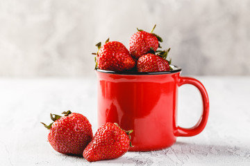 Wall Mural - Fresh Strawberries in red cup