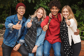 Wall Mural - Group if cheerful multiethnic friends teenagers