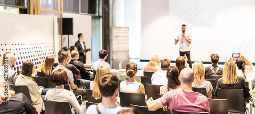 Fotomural Male speaker giving a talk in conference hall at business event