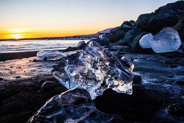 Wall Mural - Eisberge am Diamond Beach in der Gletscherlagune Jökulsarlon, Island, Europa 